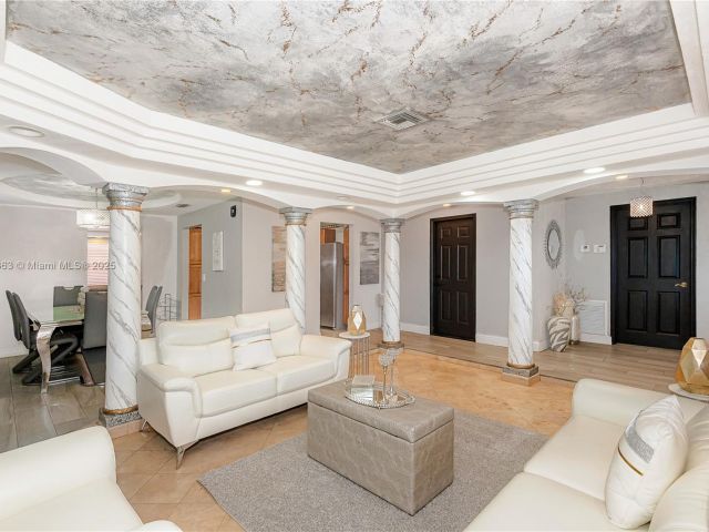 Продажа дома по адресу 11700 Sheridan St - фото 6204409