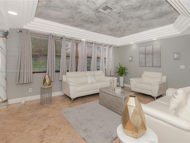 Продажа дома по адресу 11700 Sheridan St - фото 6204410