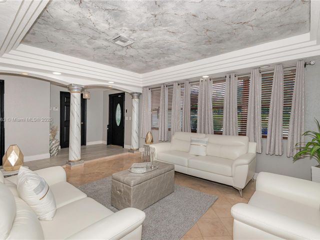 Продажа дома по адресу 11700 Sheridan St - фото 6204411