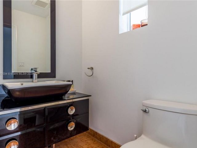 Продажа дома по адресу 900 Diplomat Pkwy - фото 6182762