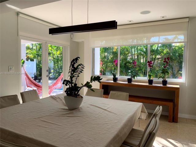 Продажа дома по адресу 900 Diplomat Pkwy - фото 6182764