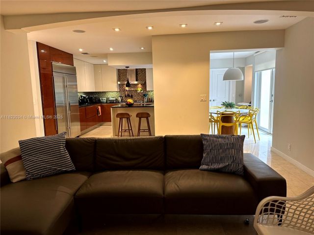 Продажа дома по адресу 900 Diplomat Pkwy - фото 6182766