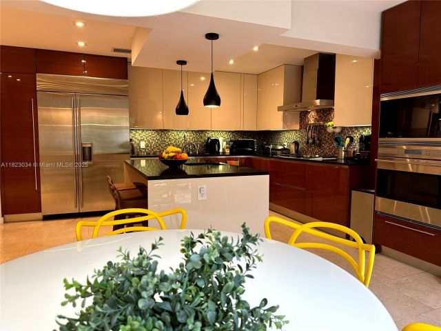 Продажа дома по адресу 900 Diplomat Pkwy - фото 6182767