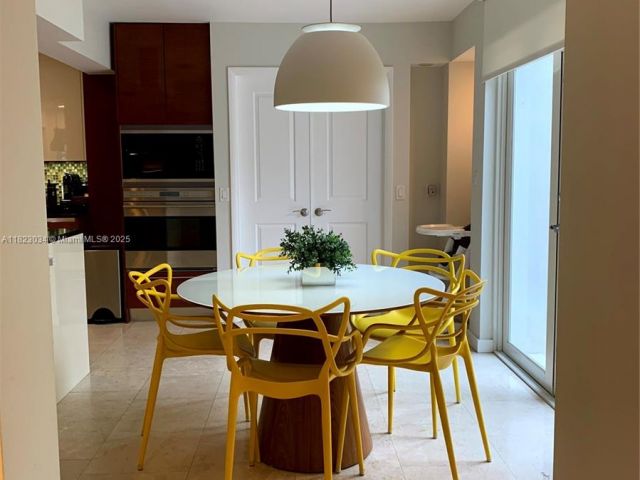 Продажа дома по адресу 900 Diplomat Pkwy - фото 6182768