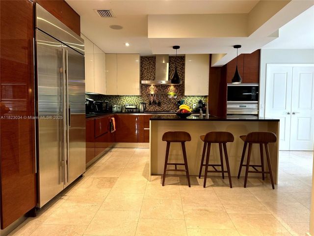 Продажа дома по адресу 900 Diplomat Pkwy - фото 6182769