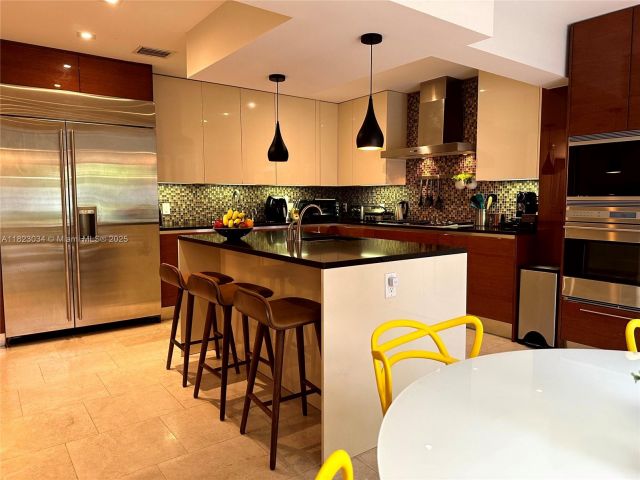 Продажа дома по адресу 900 Diplomat Pkwy - фото 6182770