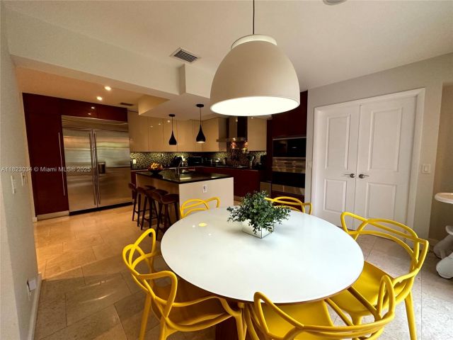 Продажа дома по адресу 900 Diplomat Pkwy - фото 6182771