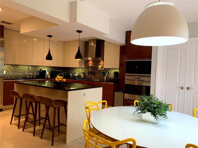 Продажа дома по адресу 900 Diplomat Pkwy - фото 6182772