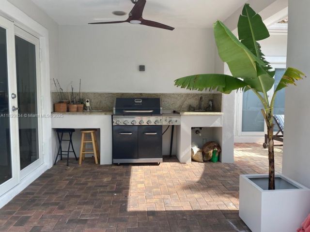 Продажа дома по адресу 900 Diplomat Pkwy - фото 6182773