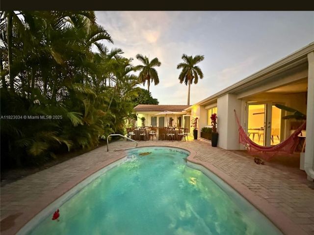 Продажа дома по адресу 900 Diplomat Pkwy - фото 6182776