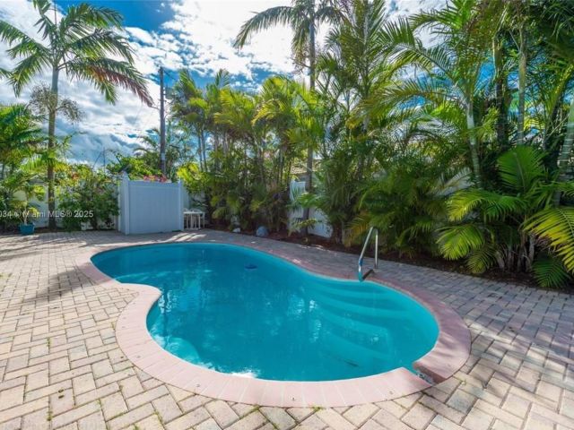 Продажа дома по адресу 900 Diplomat Pkwy - фото 6182777