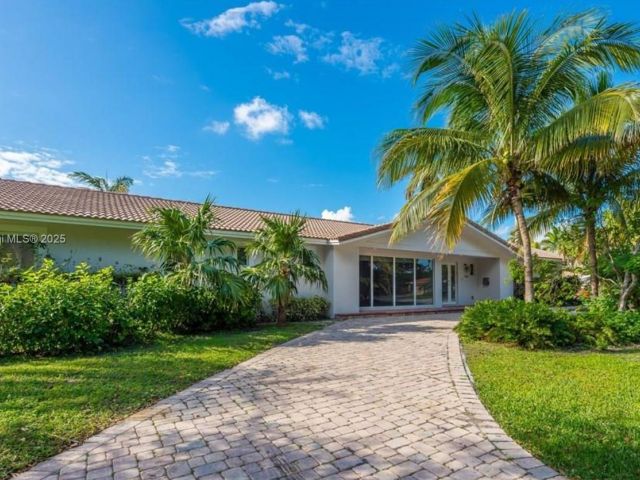 Продажа дома по адресу 900 Diplomat Pkwy - фото 6182778