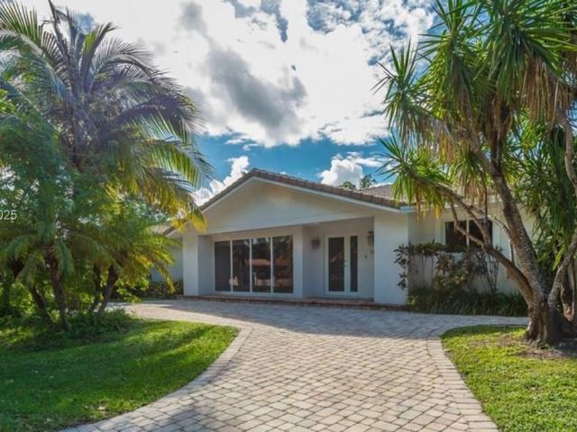 Продажа дома по адресу 900 Diplomat Pkwy - фото 6182779