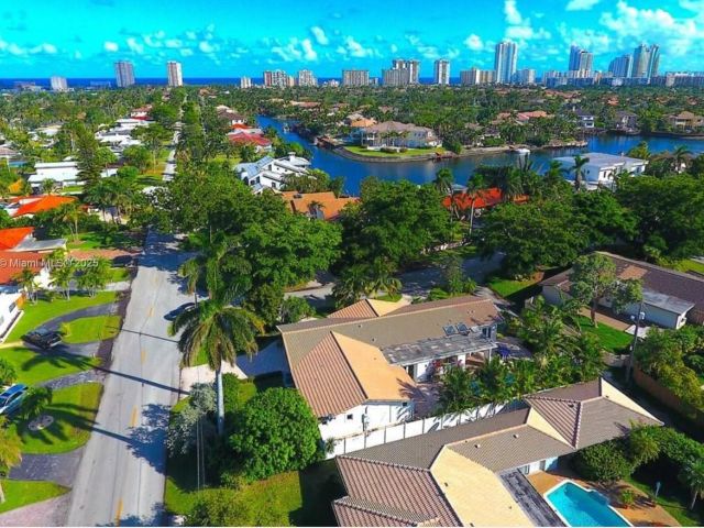 Продажа дома по адресу 900 Diplomat Pkwy - фото 6182780