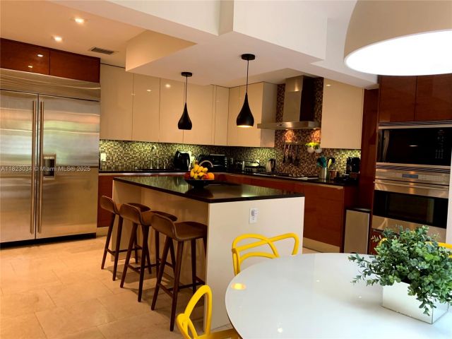 Продажа дома по адресу 900 Diplomat Pkwy - фото 6182781