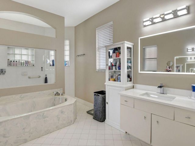 Продажа дома по адресу 12364 Clearfalls Drive - фото 6217528