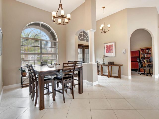 Продажа дома по адресу 12364 Clearfalls Drive - фото 6217530