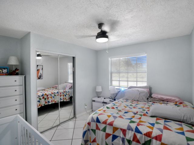 Продажа дома по адресу 1395 SW 46 Th Avenue - фото 6184431