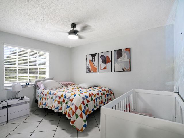 Продажа дома по адресу 1395 SW 46 Th Avenue - фото 6184432