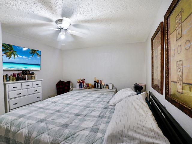 Продажа дома по адресу 1395 SW 46 Th Avenue - фото 6184433