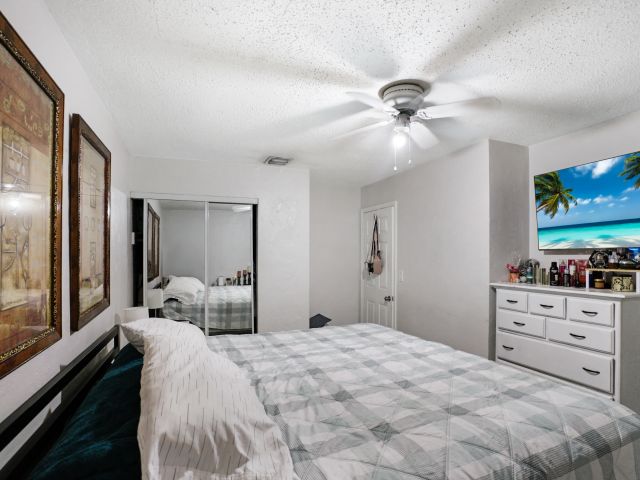 Продажа дома по адресу 1395 SW 46 Th Avenue - фото 6184434