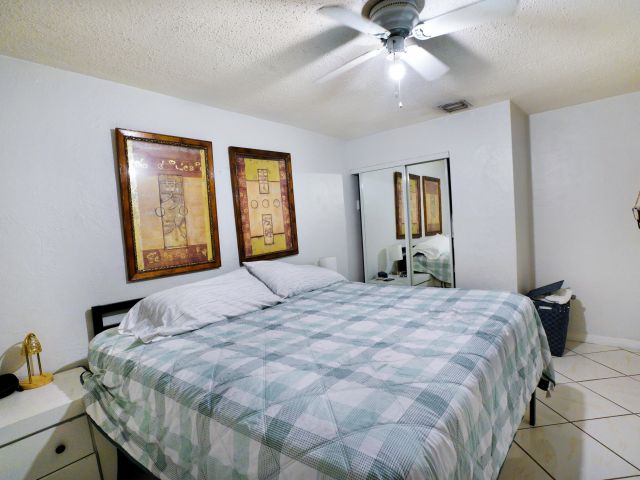 Продажа дома по адресу 1395 SW 46 Th Avenue - фото 6184436