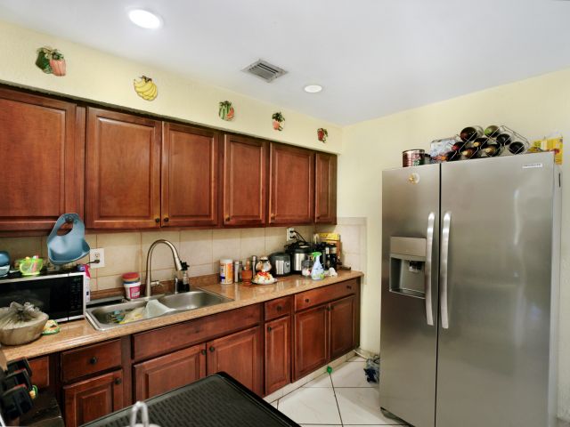 Продажа дома по адресу 1395 SW 46 Th Avenue - фото 6184437