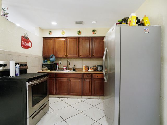 Продажа дома по адресу 1395 SW 46 Th Avenue - фото 6184438