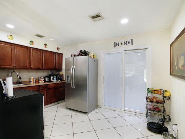 Продажа дома по адресу 1395 SW 46 Th Avenue - фото 6184439