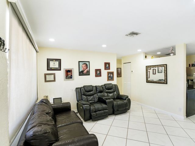 Продажа дома по адресу 1395 SW 46 Th Avenue - фото 6184440