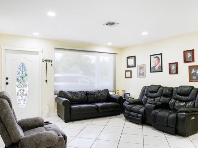 Продажа дома по адресу 1395 SW 46 Th Avenue - фото 6184441