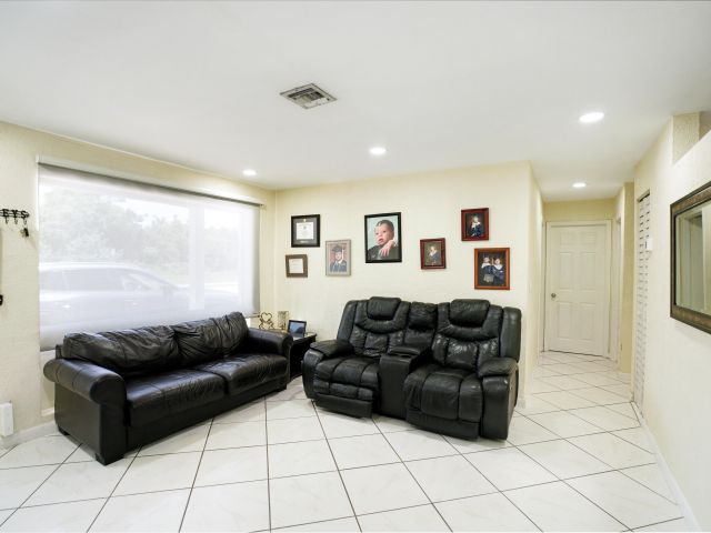 Продажа дома по адресу 1395 SW 46 Th Avenue - фото 6184442