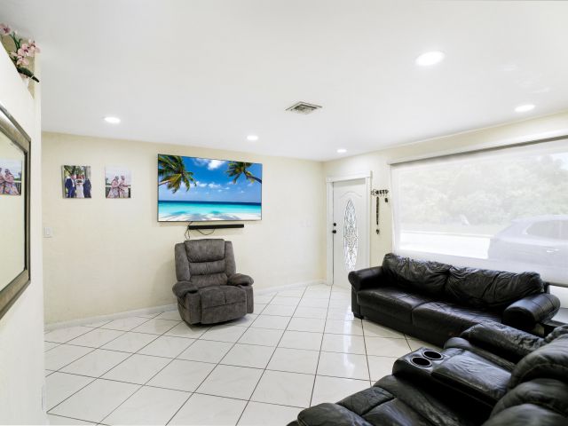 Продажа дома по адресу 1395 SW 46 Th Avenue - фото 6184443