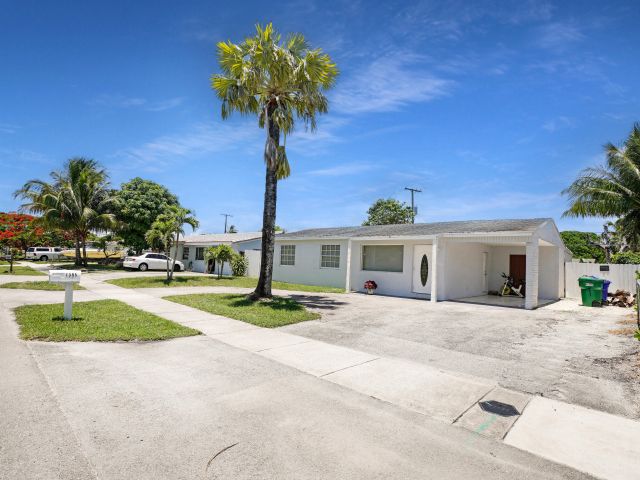 Продажа дома по адресу 1395 SW 46 Th Avenue - фото 6184444