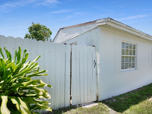 Продажа дома по адресу 1395 SW 46 Th Avenue - фото 6184445