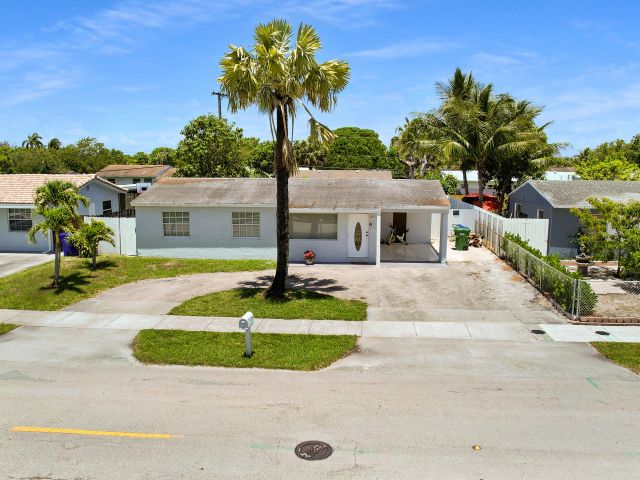 Продажа дома по адресу 1395 SW 46 Th Avenue - фото 6184446