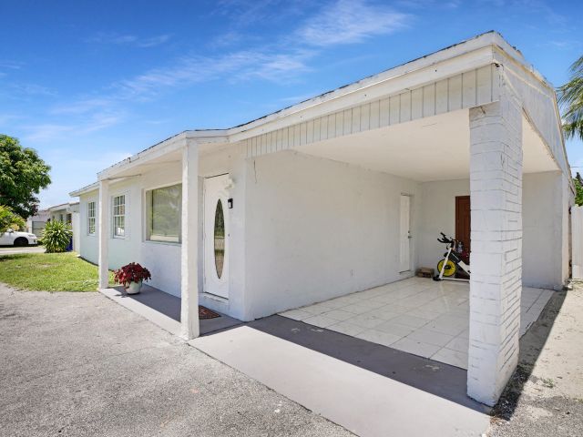 Продажа дома по адресу 1395 SW 46 Th Avenue - фото 6184448