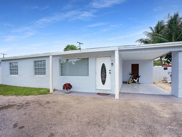 Продажа дома по адресу 1395 SW 46 Th Avenue - фото 6184449