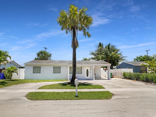 Продажа дома по адресу 1395 SW 46 Th Avenue - фото 6184450