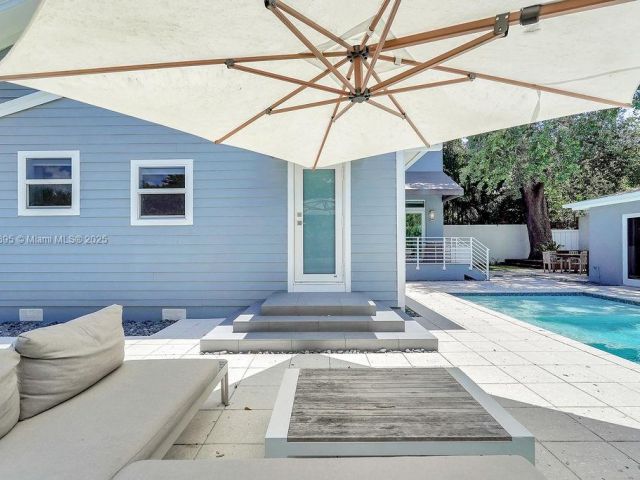 Дом в аренду по адресу 150 NE 50 A - фото 6183655