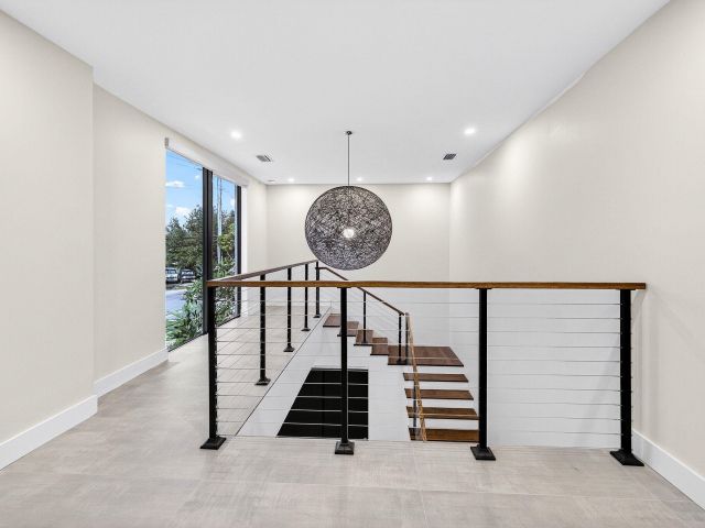 Продажа дома по адресу 1807 NE 18th Street - фото 6250000