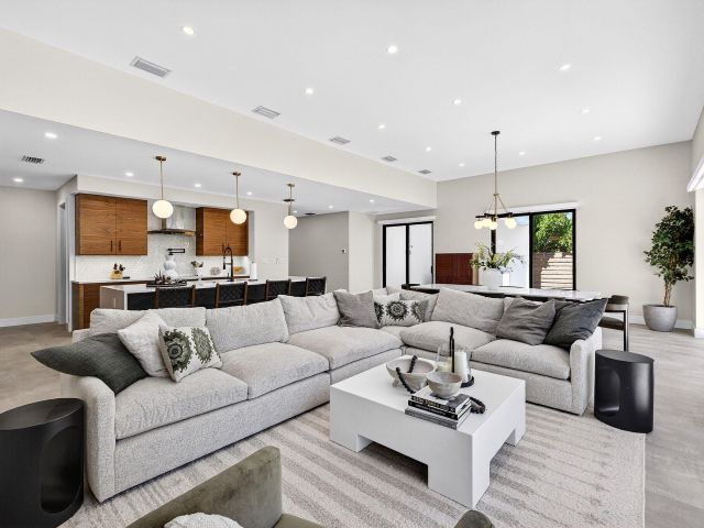 Продажа дома по адресу 1807 NE 18th Street - фото 6250005