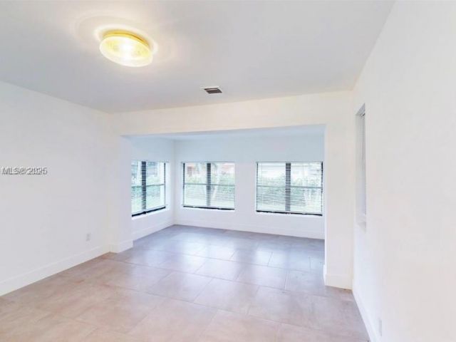 Дом в аренду по адресу 2529 NE 181st St 1 - фото 6200666