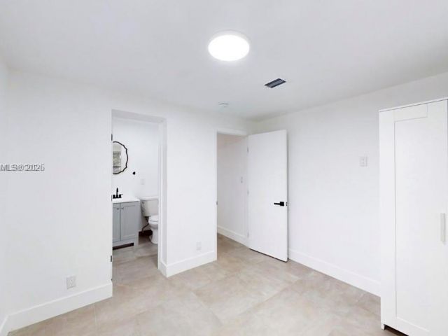 Дом в аренду по адресу 2529 NE 181st St 1 - фото 6200667