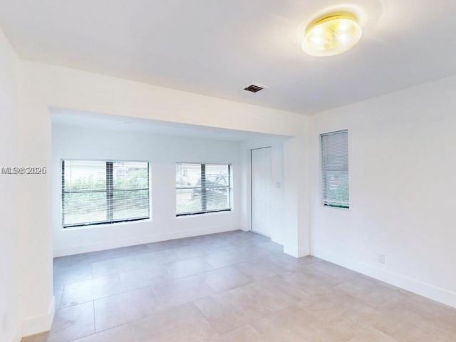 Дом в аренду по адресу 2529 NE 181st St 1 - фото 6200669