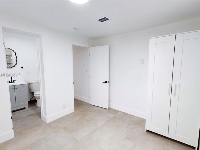 Дом в аренду по адресу 2529 NE 181st St 1 - фото 6200672