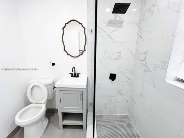 Дом в аренду по адресу 2529 NE 181st St 1 - фото 6200673