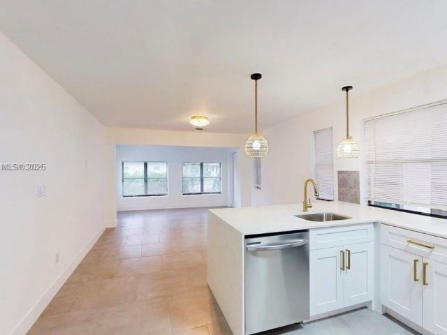 Дом в аренду по адресу 2529 NE 181st St 1 - фото 6200674