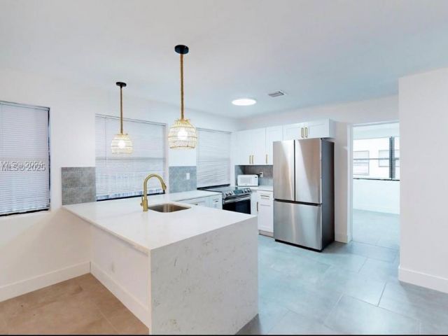 Дом в аренду по адресу 2529 NE 181st St 1 - фото 6200675