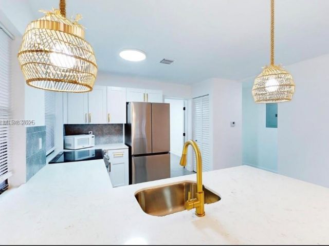 Дом в аренду по адресу 2529 NE 181st St 1 - фото 6200676